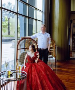 Nàng dâu mặc váy cưới màu đỏ quyền lực của Green Studio