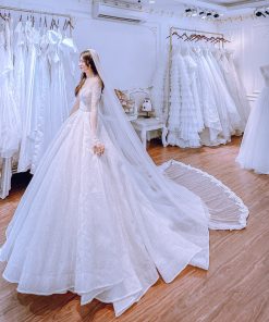 Váy cưới công chúa trễ vai vải satin dáng xoè