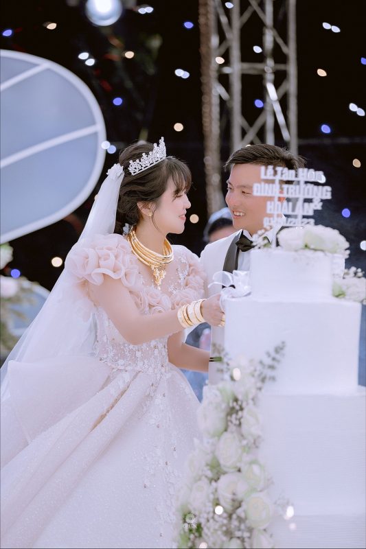 chọn bánh cưới