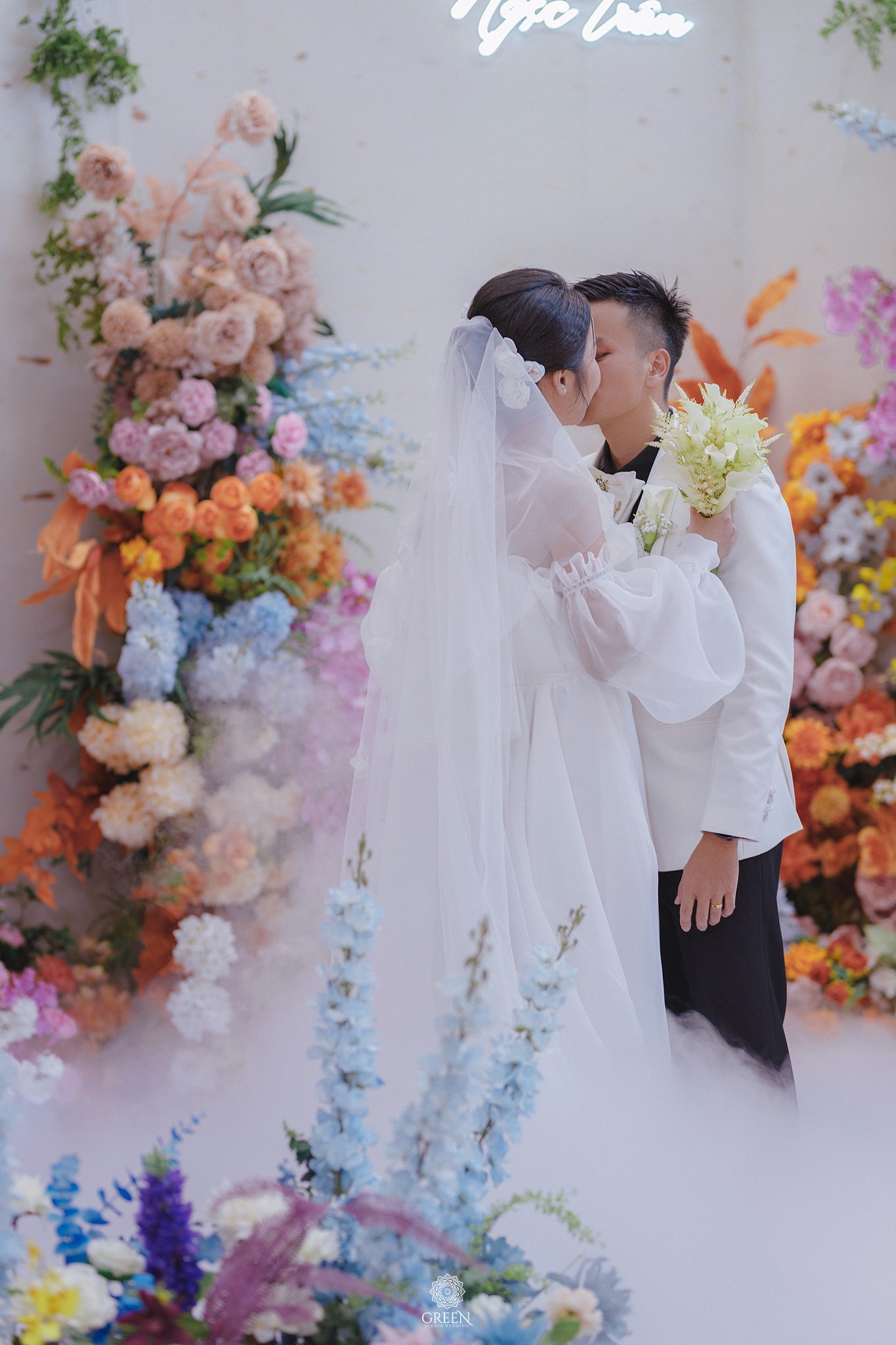 Nụ hôn minh chứng cho quyết định may mua sở hữu một chiếc váy cưới hoàn hảo.