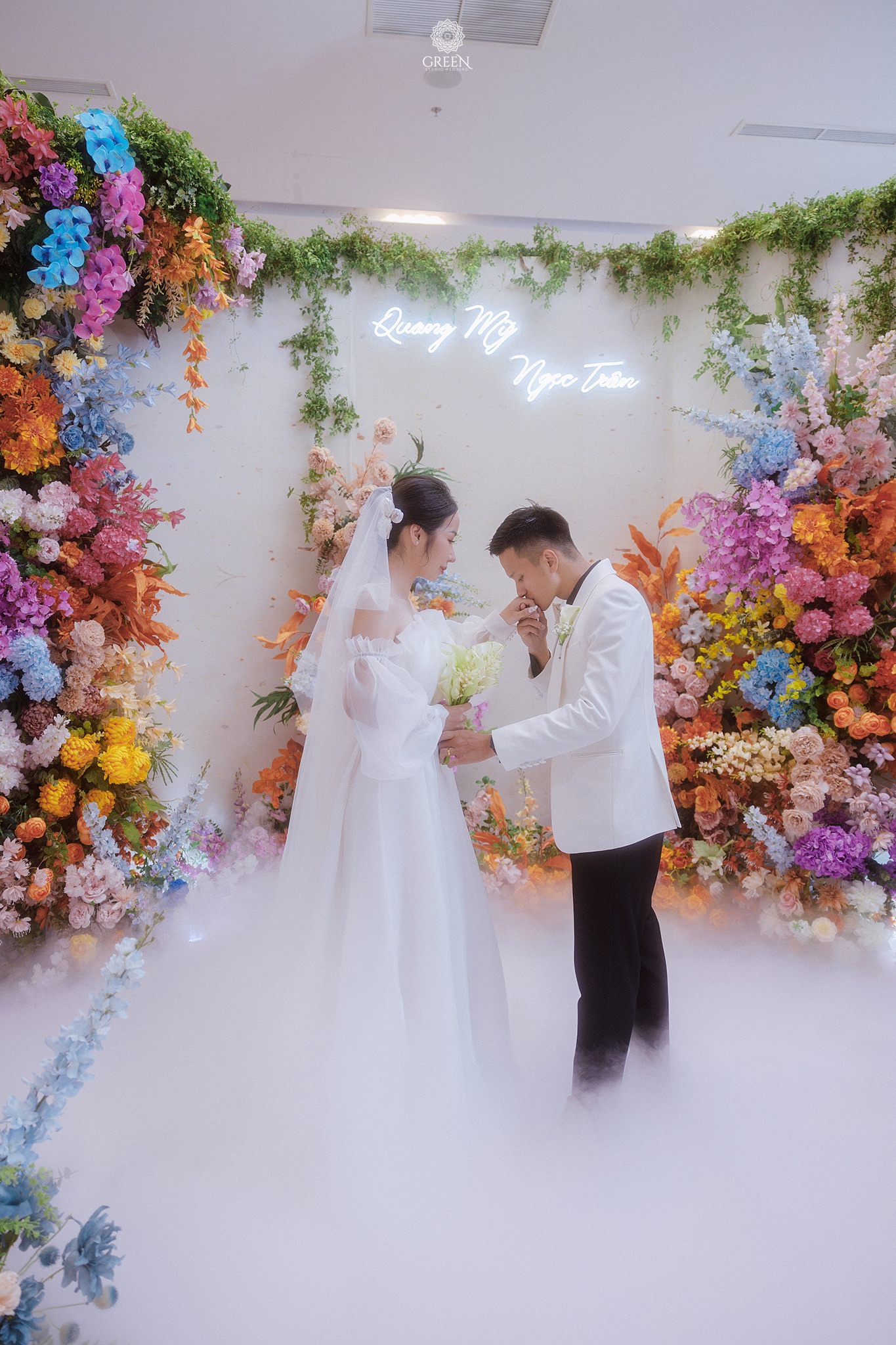 Cô dâu hạnh phúc trong ngày cưới với váy may đo từ Green Studio