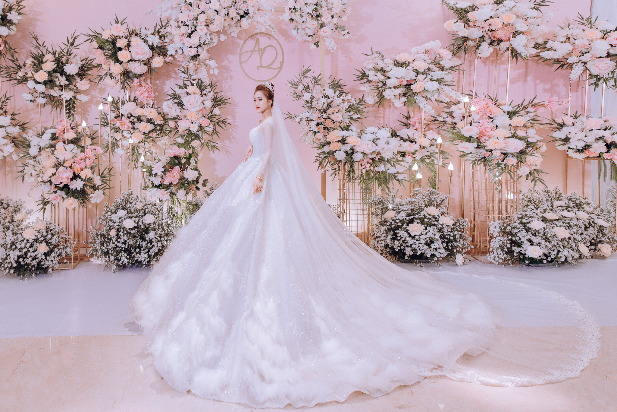 Dịch vụ thuê váy cưới cao cấp Vũng Tàu với các mẫu thiết kế lộng lẫy.