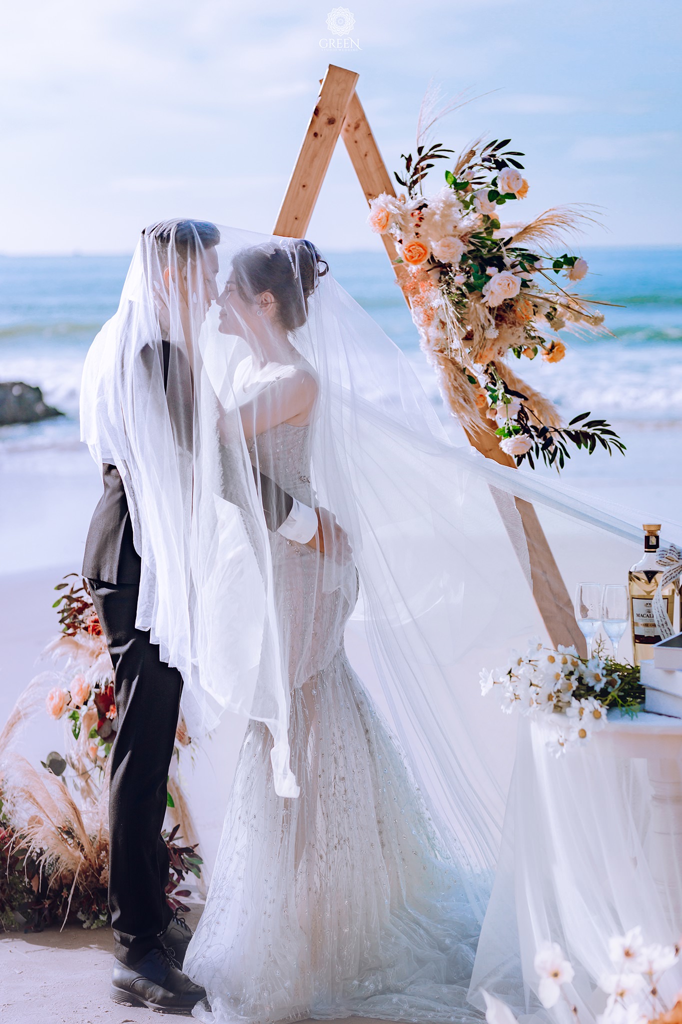 Chuyên gia làm tóc và trang điểm cô dâu Vũng Tàu đang tạo kiểu tóc búi cho cô dâu Chuyên gia làm tóc và trang điểm cô dâu Vũng Tàu đang tạo kiểu tóc búi cho cô dâu