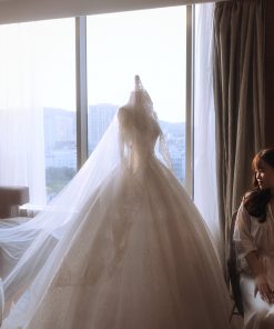 Cô dâu bắt đầu hành trình may thuê nước đầu váy cưới tại Green Studio.