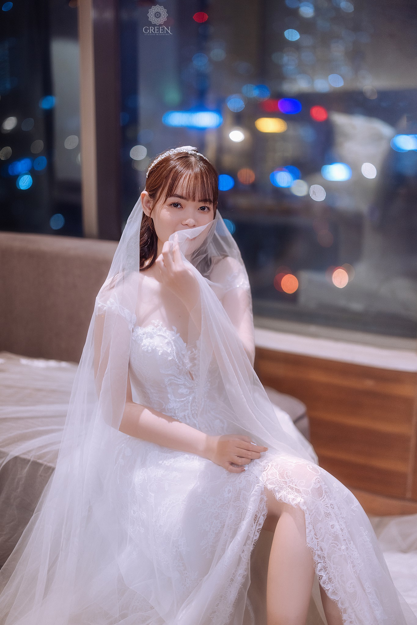 Váy cưới may thuê nước đầu ôm trọn vóc dáng cô dâu một cách hoàn hảo.