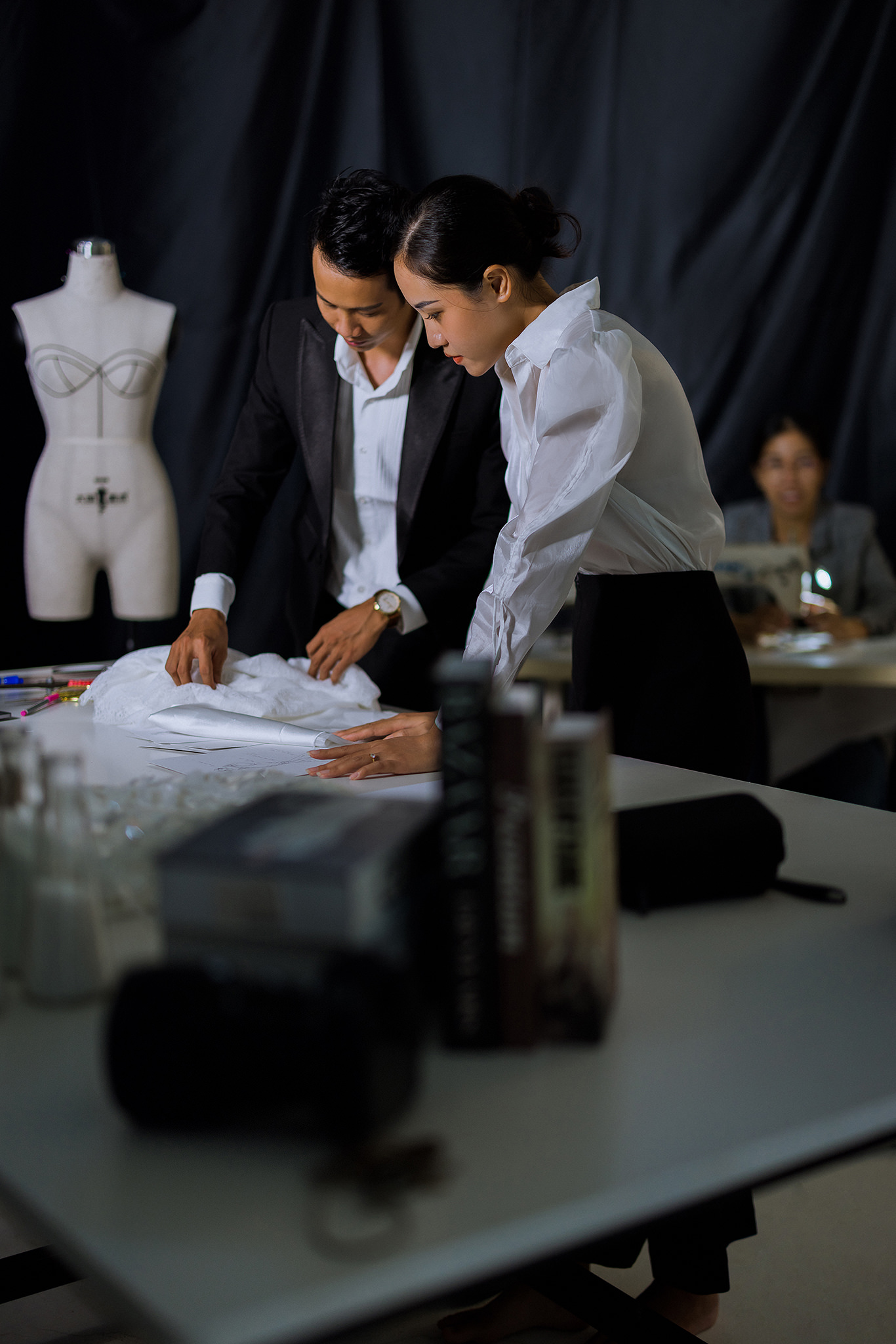 Quy trình may đo tỉ mỉ để cô dâu sở hữu chiếc váy cưới hoàn hảo.