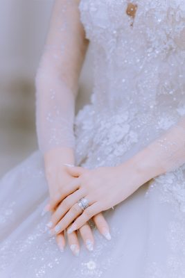 Chi tiết lông vũ và kim tuyến trên chân váy cưới