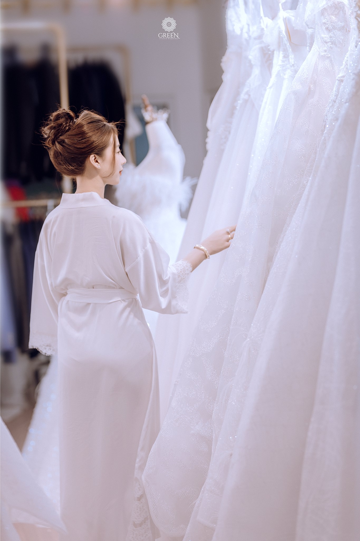 Cô dâu hạnh phúc trong ngày cưới với váy may đo từ Green Studio