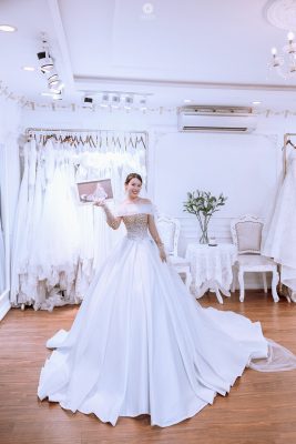 Cô dâu mặc váy cưới satin công chúa Bản Giao Hưởng Hoàng Gia 