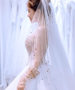Chi tiết thân áo đính sequin của váy cưới satin công chúa