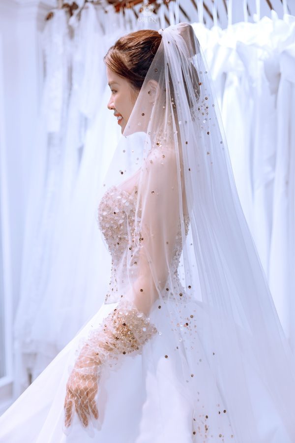 Chi tiết thân áo đính sequin của váy cưới satin công chúa