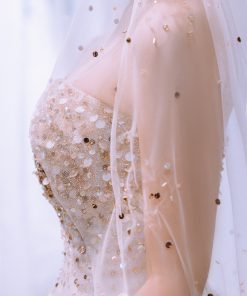 Chi tiết thân áo đính sequin của váy cưới satin công chúa