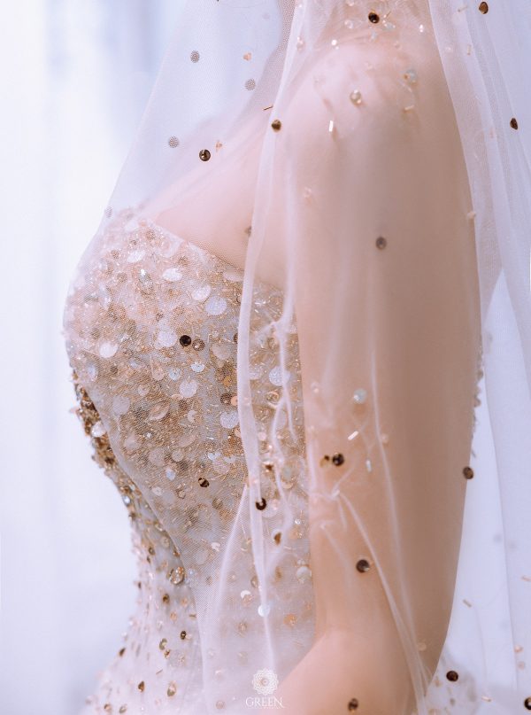 Chi tiết thân áo đính sequin của váy cưới satin công chúa