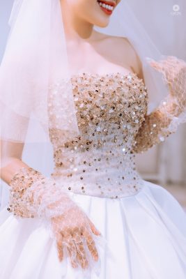 Chi tiết thân áo đính sequin của váy cưới satin công chúa