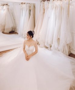 Cô dâu ngồi thử váy cưới ren cao cấp "Thiên Thần Tinh Khôi" tại showroom Green Studio Wedding Vũng Tàu.