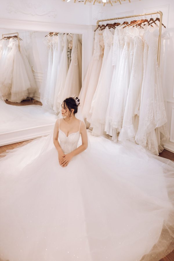 Cô dâu ngồi thử váy cưới ren cao cấp "Thiên Thần Tinh Khôi" tại showroom Green Studio Wedding Vũng Tàu.
