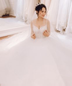 Cô dâu ngồi thử váy cưới công chúa lấp lánh 