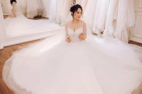 Cô dâu ngồi thử váy cưới công chúa lấp lánh "Vì Tinh Tú" tại showroom Green Studio Wedding Vũng Tàu.