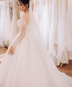 Cô dâu xinh đẹp trong mẫu váy cưới tay dài lấp lánh, trễ vai của Green Studio Wedding tại Vũng Tàu.