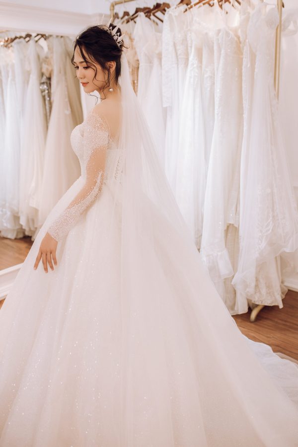 Cô dâu xinh đẹp trong mẫu váy cưới tay dài lấp lánh, trễ vai của Green Studio Wedding tại Vũng Tàu.