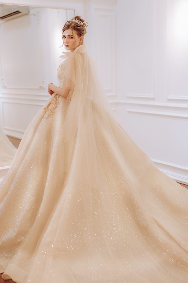 Cô dâu mặc váy cưới màu champagne Nàng Thơ Ánh Dương của Green Studio