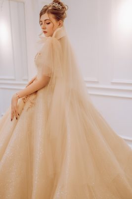 Chi tiết tay cánh tiên của váy cưới màu champagne 
