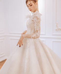 Chi tiết cổ áo độc đáo của váy cưới ren tay dài