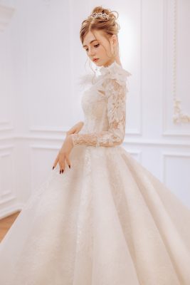 Chi tiết cổ áo độc đáo của váy cưới ren tay dài 