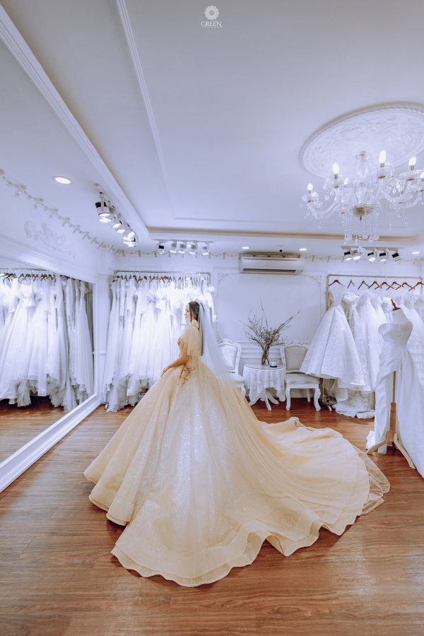 Cô dâu mặc váy cưới màu champagne Nàng Thơ Ánh Dương của Green Studio
