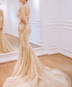 Cô dâu mặc váy cưới đuôi cá màu vàng Nữ Thần Mặt Trời của Green Studio