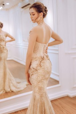 Chi tiết thân áo của váy cưới đuôi cá màu vàng