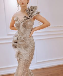 Chi tiết bèo nhún điêu khắc của váy cưới đuôi cá lấp lánh