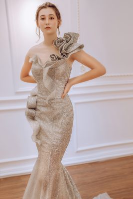 Chi tiết bèo nhún điêu khắc của váy cưới đuôi cá lấp lánh