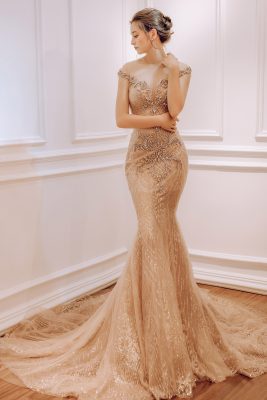 Chi tiết thân áo của váy cưới đuôi cá màu hồng

