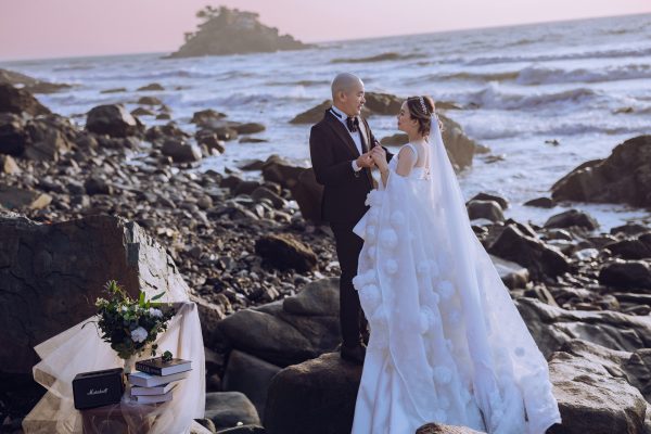 Trải Nghiệm Toàn Diện Vẻ Đẹp Vũng Tàu: Gói Chụp Ảnh Cưới "Luxury 1" Bạn có yêu một Vũng Tàu vừa lãng mạn nên thơ, vừa hùng vĩ phiêu lưu, lại vừa có nét hoài niệm, cổ kính? Để gói trọn tất cả những sắc thái đó trong một album cưới duy nhất, Green Studio Wedding đã tạo ra "Luxury 1 Vũng Tàu" – gói chụp ảnh cưới cao cấp và toàn diện nhất, được thiết kế như một hành trình khám phá thành phố biển trong một ngày. Đây là gói dịch vụ flagship của chúng tôi tại Vũng Tàu, dành cho những cặp đôi mong muốn một trải nghiệm đẳng cấp và một cuốn album đa dạng, phản ánh mọi góc cạnh tình yêu của hai bạn. (Chèn hình ảnh gói chụp bạn đã cung cấp vào đây) Gói Chụp Ảnh Cưới "Luxury 1 Vũng Tàu" - Dành Cho Những Cặp Đôi Nào? Gói "Luxury 1" là sự lựa chọn hàng đầu cho các cặp đôi: Muốn có một cuốn album đa dạng bậc nhất, phản ánh mọi vẻ đẹp của Vũng Tàu từ biển, núi đến những con phố cổ. Yêu thích sự thay đổi với nhiều layout trang phục khác nhau, từ váy cưới lộng lẫy đến áo dài truyền thống. Tìm kiếm một gói chụp ảnh cưới Vũng Tàu trọn gói, cao cấp và hoàn toàn thảnh thơi. Đặc Quyền Vượt Trội Trong Gói Chụp Ảnh Cưới "Luxury 1 Vũng Tàu" - 18.999.000đ Mọi dịch vụ trong gói "Luxury 1" đều là những lựa chọn cao cấp, đảm bảo một trải nghiệm và thành quả xứng tầm. H2: Hành Trình Khám Phá Vũng Tàu Đa Sắc Màu Trong 1 Ngày Trang Phục Đa Dạng (5 Layout): Đây là gói chụp có số lượng layout trang phục nhiều nhất, đảm bảo sự đa dạng tối đa cho album của bạn. 01 Váy cưới Luxury & 01 Váy cưới Vip. 02 Vest Chú Rể sang trọng. 02 Trang phục tự do được studio hỗ trợ tư vấn. 01 Áo dài truyền thống hoặc Trung Hoa: Để thực hiện những shoot hình đậm chất Á Đông hoài cổ. Khám Phá 4 Địa Điểm Biểu Tượng: Với lợi thế là "thổ địa", ekip sẽ cùng bạn xây dựng một lịch trình thông minh để khám phá 4 địa điểm trong 1 ngày. Ví dụ: Sáng lãng mạn tại Bãi Trước, giữa trưa hùng vĩ tại Mũi Nghinh Phong, chiều hoài niệm với áo dài tại một con hẻm cổ, và kết thúc bằng hoàng hôn diệu kỳ trên biển. Góc Nhìn Hùng Vĩ Với Flycam: Chúng tôi sẽ sử dụng flycam tại 1 địa điểm phù hợp nhất để ghi lại những khoảnh khắc toàn cảnh choáng ngợp của biển trời Vũng Tàu. Ekip Chuyên Nghiệp: Gói "Luxury 1" được phục vụ bởi đội ngũ nhiếp ảnh gia và chuyên viên trang điểm hàng đầu của Green Studio, đồng hành và chăm sóc bạn suốt 1 ngày dài. H2: Bộ Sản Phẩm Đẳng Cấp & Sang Trọng Từ Gói Chụp Ảnh Cưới Vũng Tàu Này 01 Ảnh cổng Pha lê có viền (kích thước lớn 70x110): Tác phẩm nghệ thuật sang trọng cho không gian tiệc cưới. 04 Ảnh pha lê để bàn (kích thước 15x21). 01 Album Photobook cao cấp (kích thước 30x30, 40 trang): Cuốn album size lớn, dày dặn, được đặt trong một hộp gỗ sang trọng. 60 File ảnh đã qua chỉnh sửa chuyên sâu: Số lượng file ảnh lớn, đảm bảo bạn không bỏ lỡ bất kỳ khoảnh khắc đẹp nào. 01 Slide chiếu nhạc & 10 Ảnh in siêu sắc nét. Tại Sao Gói Chụp Ảnh Cưới Vũng Tàu "Luxury 1" Là Lựa Chọn Hàng Đầu? Sự Đa Dạng Tối Đa: Với 5 layout trang phục và 4 địa điểm, không có một sắc thái nào của Vũng Tàu mà bạn bỏ lỡ. Bao Gồm Các Dịch Vụ Cao Cấp Nhất: Từ váy cưới Luxury, Áo dài đến Flycam, tất cả đều đã được bao gồm. Trải Nghiệm An Nhàn Cùng Ekip "Thổ Địa": Chúng tôi am hiểu Vũng Tàu hơn bất kỳ ai. Bạn chỉ cần tận hưởng, mọi việc còn lại hãy để Green Studio lo. Kiến Tạo Một Kiệt Tác Mang Đậm Dấu Ấn Vũng Tàu Cùng Green Studio Đây là gói dịch vụ toàn diện nhất để kể lại câu chuyện tình yêu của bạn trên chính quê hương Vũng Tàu xinh đẹp. GREEN STUDIO WEDDING Add: 09 Thi Sách - Vũng Tàu Hotline: 0353152886 - 0817131868 (Ms Tú) Fanpage: https://www.facebook.com/GreenStudioWedding YouTube: https://www.youtube.com/@greenstudiowedding09 Tiktok: greenstudiowedding_09 Website: http://greenstudiowedding.com gói chụp ảnh cưới Vũng Tàu