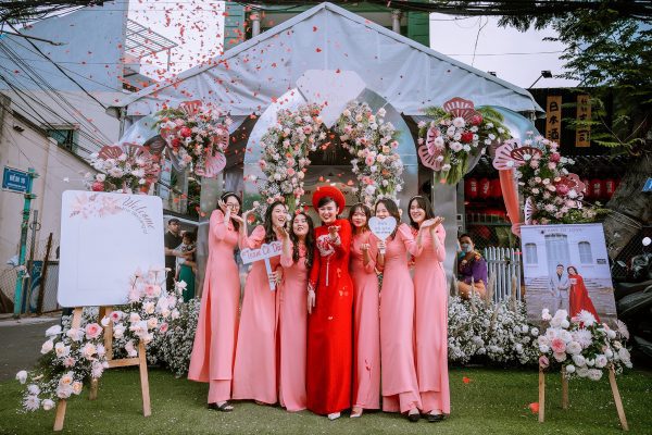 Vào ngày cưới, cô dâu chú rể là tâm điểm của sự chú ý và thường rất bận rộn. Bạn có thể sẽ không nhận ra khoảnh khắc đứa cháu nhỏ ngủ gật trên vai bố, hay nhóm bạn thân đang cụng ly và cười nói rôm rả ở một góc phòng. Nhiếp ảnh gia phóng sự với vai trò là một người quan sát tinh tế, sẽ ghi lại tất cả những câu chuyện nhỏ bé nhưng đầy ý nghĩa đó. Xem lại album sau này, bạn sẽ được sống lại ngày vui của mình từ nhiều góc nhìn mà bạn chưa từng thấy.