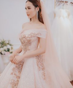 Cô dâu mặc váy cưới màu vàng hồng Bình Minh Hoàng Gia tại Green Studio