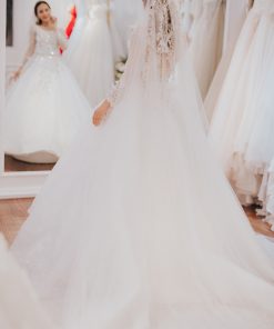 Cô dâu mặc váy cưới đính pha lê cao cấp Nữ Hoàng Băng Giá của Green Studio