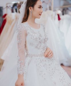 Cô dâu mặc váy cưới đính pha lê cao cấp Nữ Hoàng Băng Giá của Green Studio