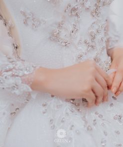 Chi tiết tay áo của váy cưới đính pha lê cao cấp