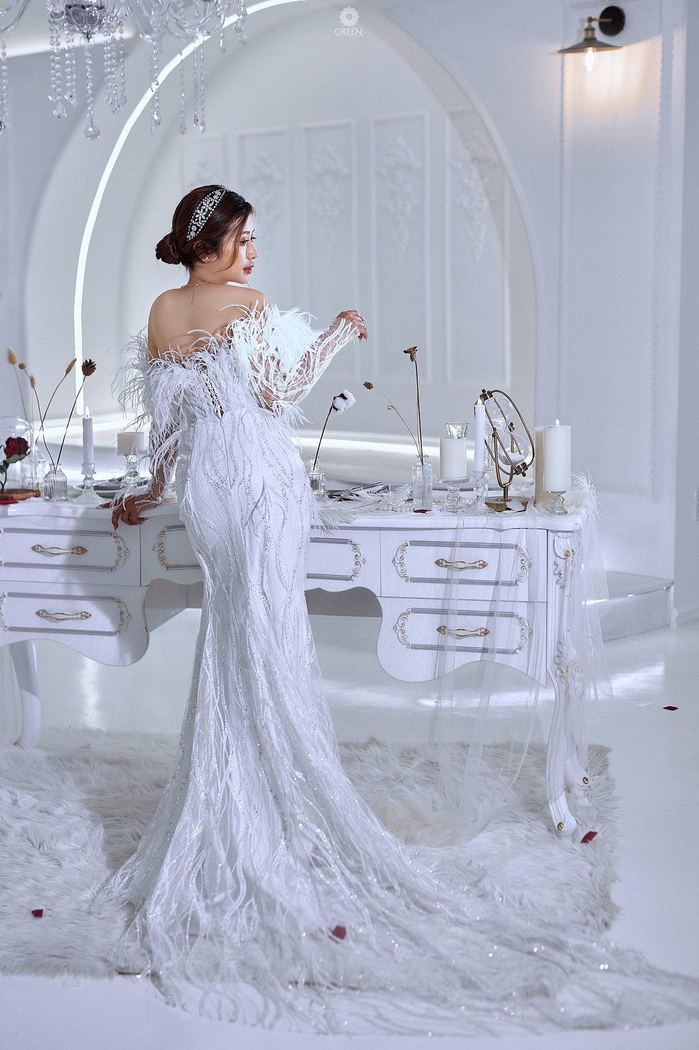 váy cưới lông vũ Green studio wedding