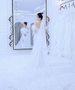 Chi tiết lông vũ trên thân áo của váy cưới lông vũ cao cấp