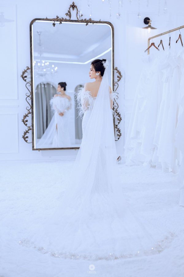 Chi tiết lông vũ trên thân áo của váy cưới lông vũ cao cấp
