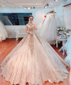 Cô dâu mặc váy cưới màu hồng đính kết Nữ Hoàng Versailles của Green Studio