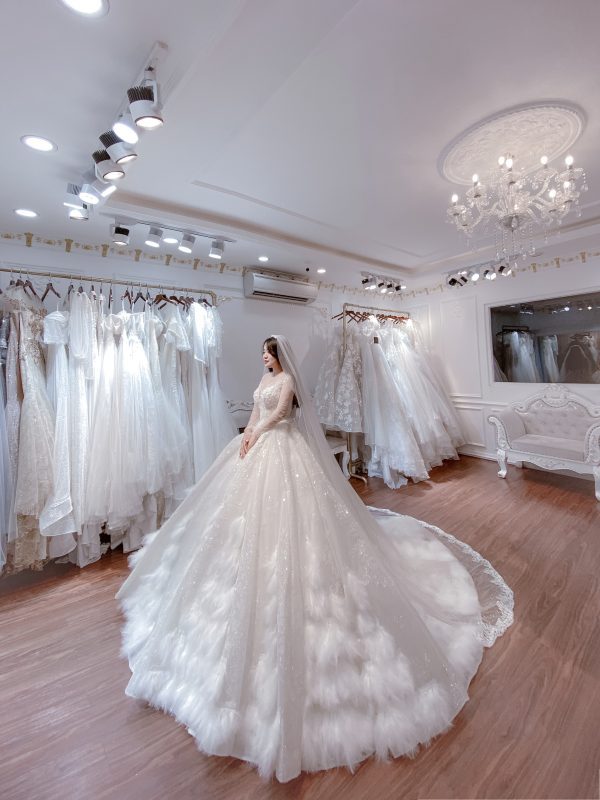 váy cưới lông vũ