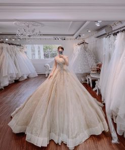 Cô dâu mặc váy cưới ren kiểu Pháp French Romance của Green Studio