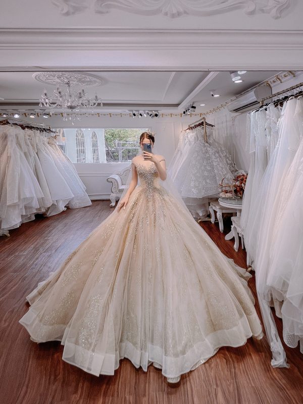 Cô dâu mặc váy cưới ren kiểu Pháp French Romance của Green Studio