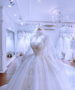 Chi tiết cổ áo đính kết của váy cưới tay dài lấp lánh