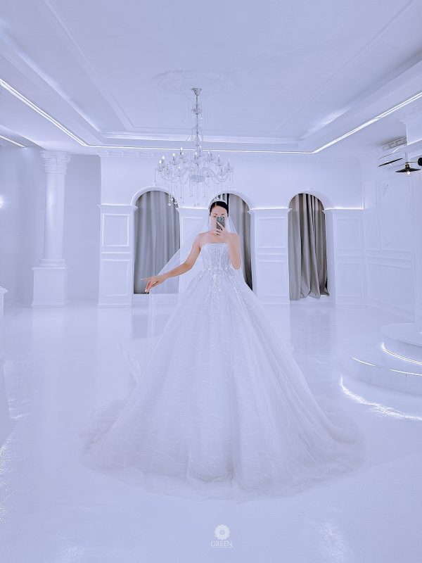 Cô dâu mặc váy cưới có áo choàng rời Nữ Thần Sao Băng của Green Studio