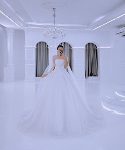 Cô dâu mặc váy cưới có áo choàng rời Nữ Thần Sao Băng của Green Studio